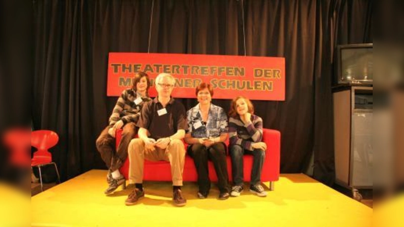 Das rote Interviewsofa diente für Gespräche mit den kleinen Theaterkünstlern nach ihren Aufführungen. Festival-Blogger Tilmann, Reinhardt Kapfhammer von Kultur und Spielraum, Ilona Herrmann vom Pädagogischen Institut und Blogger Theo (v.l.). (Foto: US)