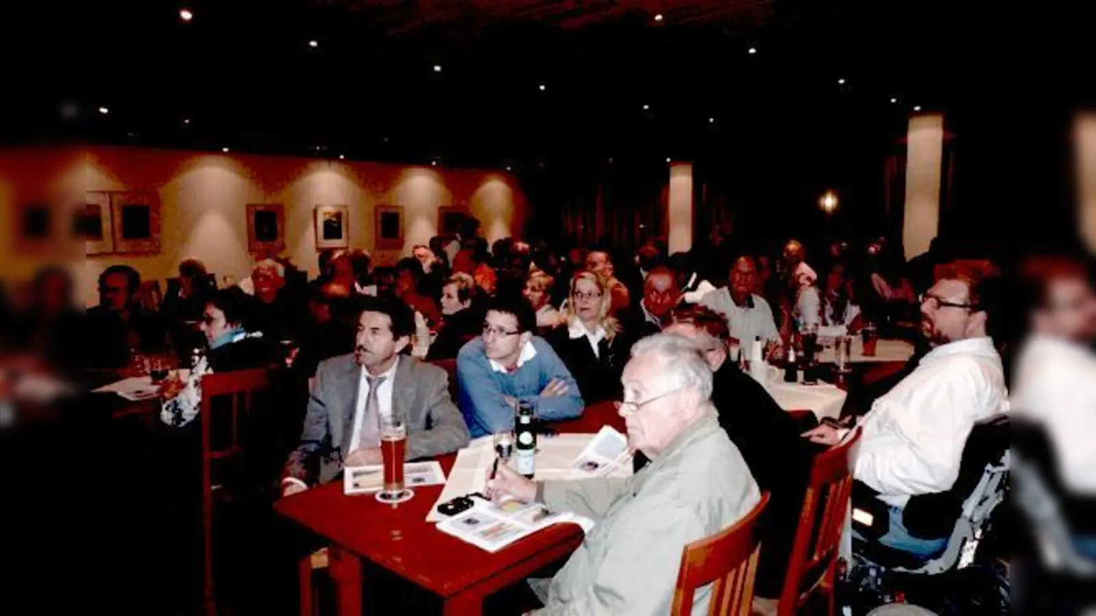 Rund 120 Echinger Bürger kamen zur Bürgerversammlung in den Huberwirt.	 (Foto: bb)