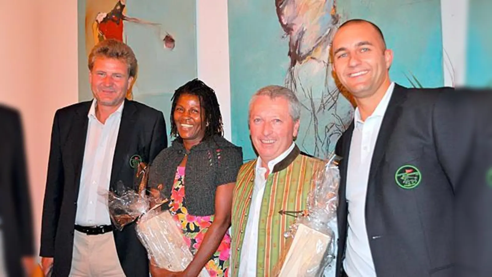 Die Brutto-Sieger Helmut Hampel und Jennifer Schneider Brown (M.)  zusammen mit GCE-Präsident Herbert Schneider (l.) und Clubmanager Stefan Schreyer (r.)  (Foto: GC)