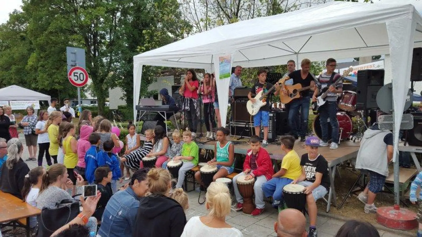 Die Band der Mittelschule Blumenau in Aktion. Das Foto stammt vom Sommerfest im vergangenen Jahr. (Foto: Stefanie Junggunst)