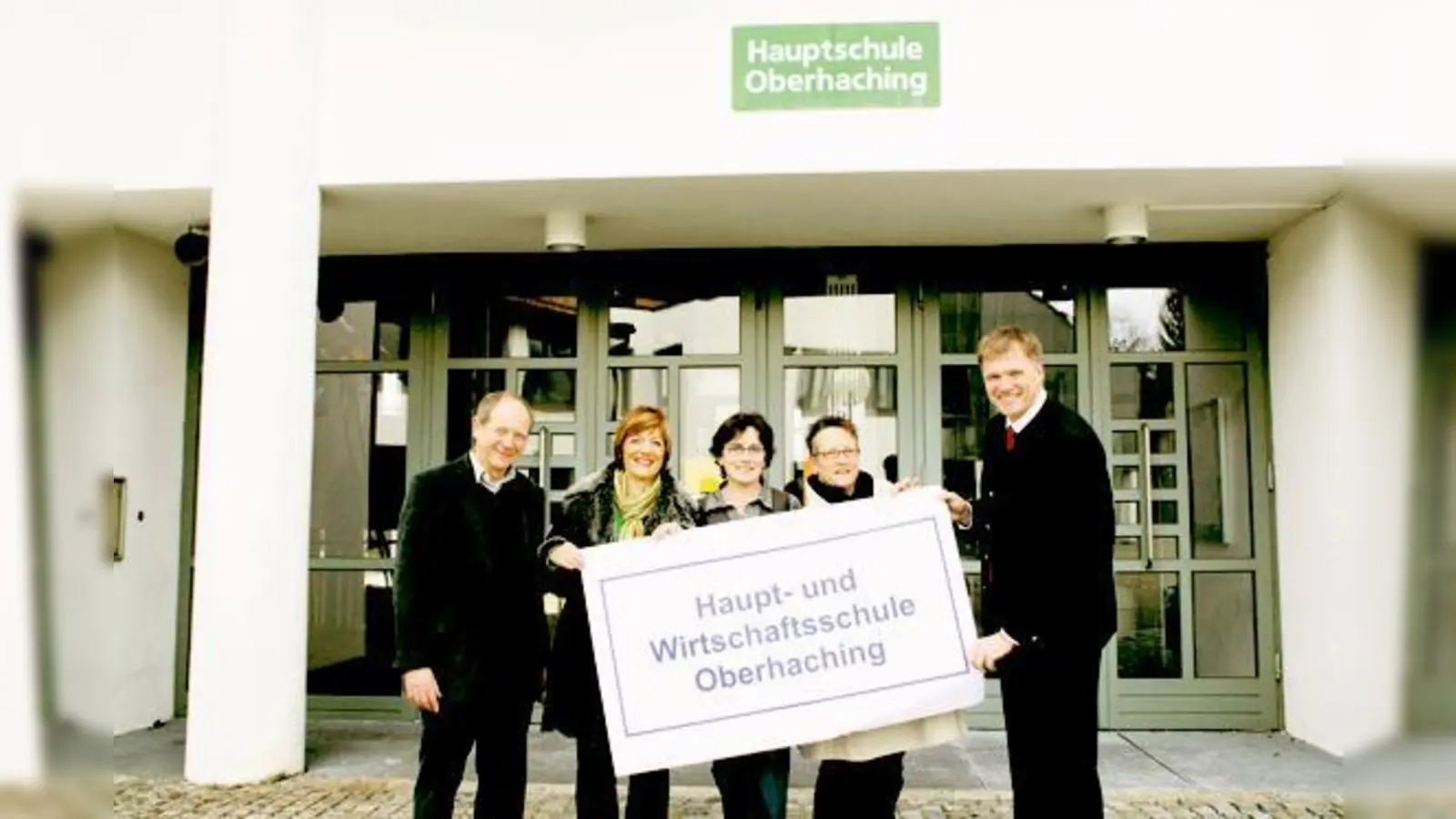 Rektor Günter Braun, Elternbeiratsvorsitzende Petra Bauer-Schrott, Konrektorin Carmelina Retzer, Vorsitzende des Fördervereins Doris Wallner und Bgm. Stefan Schelle freuen sich, dass die Hauptschule um eine Wirtschaftsschule erweitert wird.  (F: hol)