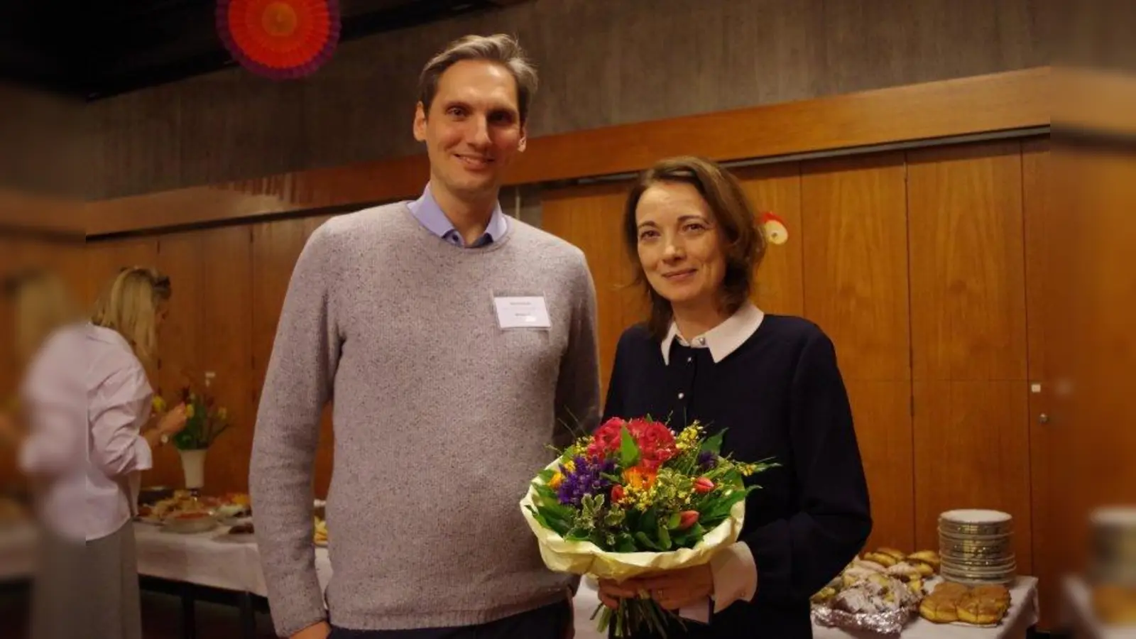 Eltern der Grundschule an der Fürstenrieder Straße luden Lehrer, Erzieher, Schulweghelfer, die Schulsozialarbeiter und viele mehr aus dem Netzwerk der Schulfamilie zum „Danke-Fest“ ein. Im Bild: Frank Bernhardt, stellvertretender Elternsprecher und Beate Kopp-Sesar, Schulleiterin. (Foto: kö)