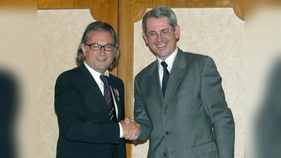 Hier gratuliert Pastpräsident Markus Steckeler (l.) seinem Nachfolger im Präsidentenamt des Lions Club Germering, Stephan Freiherr von Fürstenberg. (Foto: Lions Club Germering)