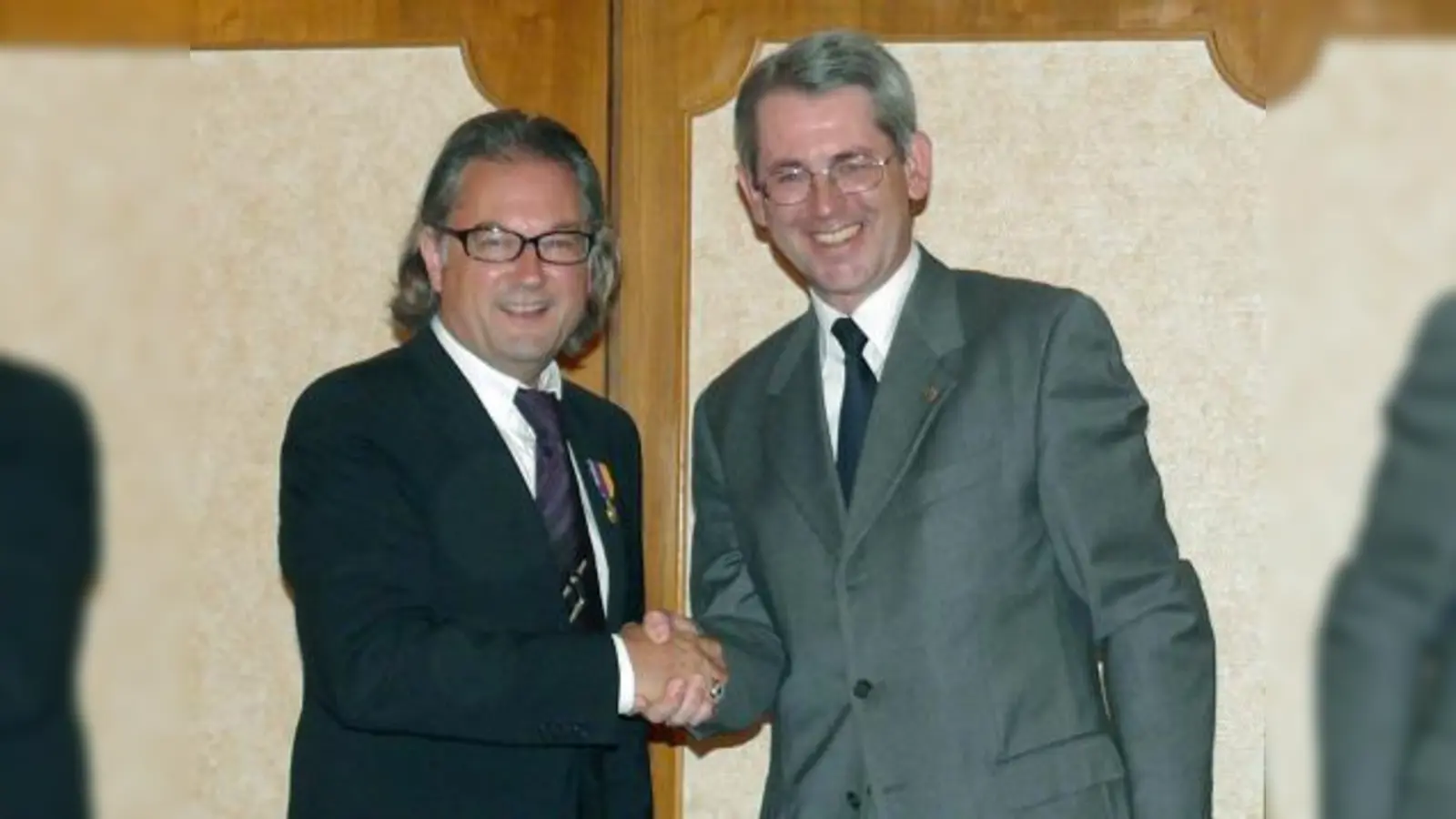 Hier gratuliert Pastpräsident Markus Steckeler (l.) seinem Nachfolger im Präsidentenamt des Lions Club Germering, Stephan Freiherr von Fürstenberg. (Foto: Lions Club Germering)