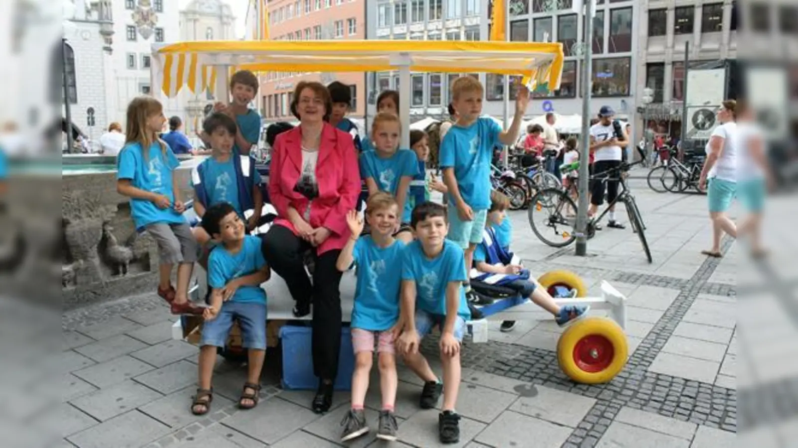 Die Klasse 1 A der Klenzeschule (mit Bürgermeisterin Christine Strobl) auf dem Mini-München Zug, der anlässlich der Pressekonferenz am Marienplatz Station machte.	 (Fotos: js)