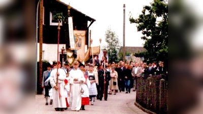 Die erstmalig seit 25 Jahren anlässlich der 1000  Jahrfeier von Salmdorf stattfindende Fronleichnamsprozession.  	 (Foto: Jakob Schlemmer)