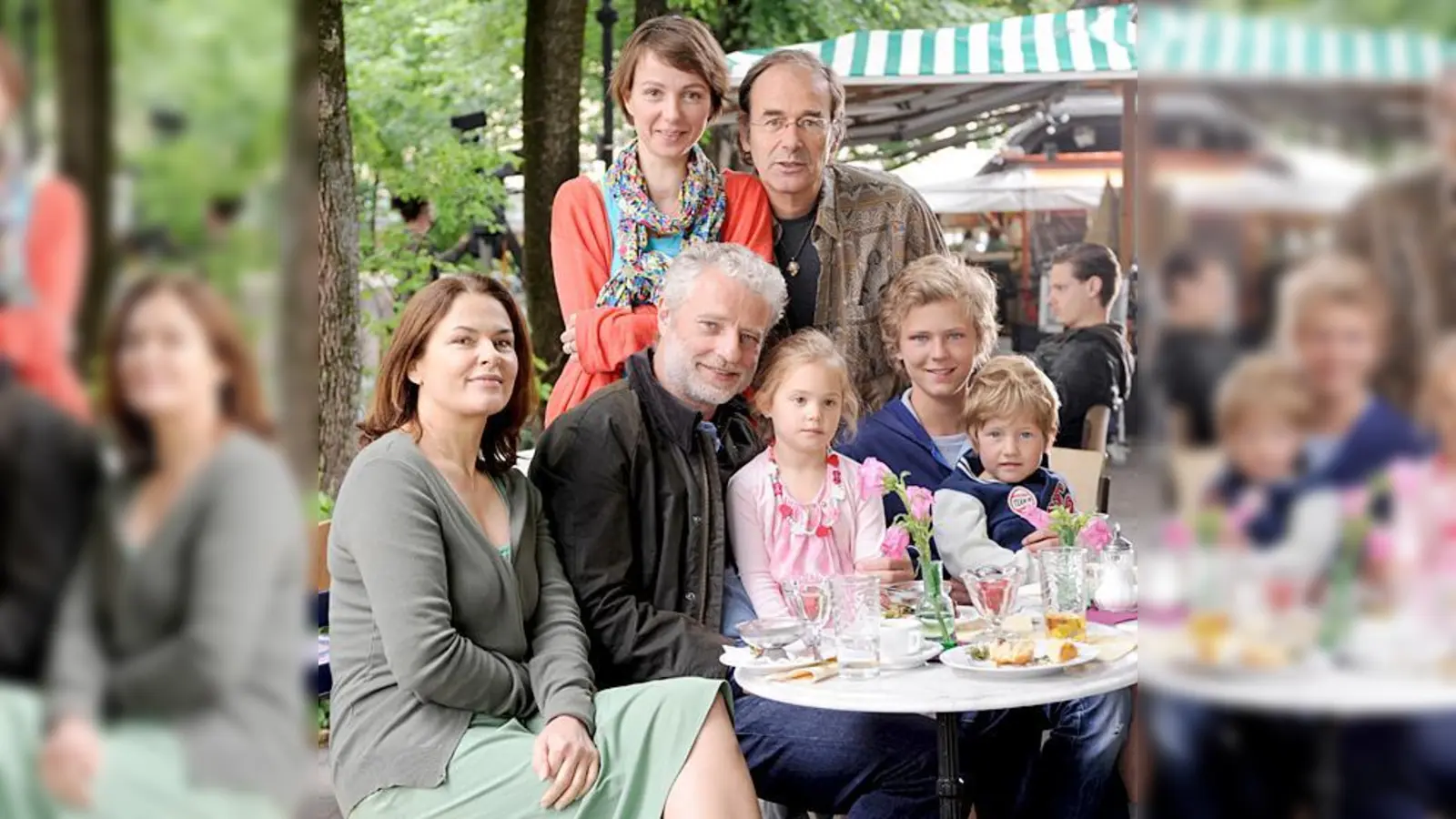 Die Filmfamilie: Julia Koschitz, Regisseur Johannes Fabrick (stehend), Barbara Auer, Filip Peeters, Emily Klose, Patrick Geller und Kilian Hupfauer (sitzend).  (Foto: ZDF/Barbara Bauriedl)