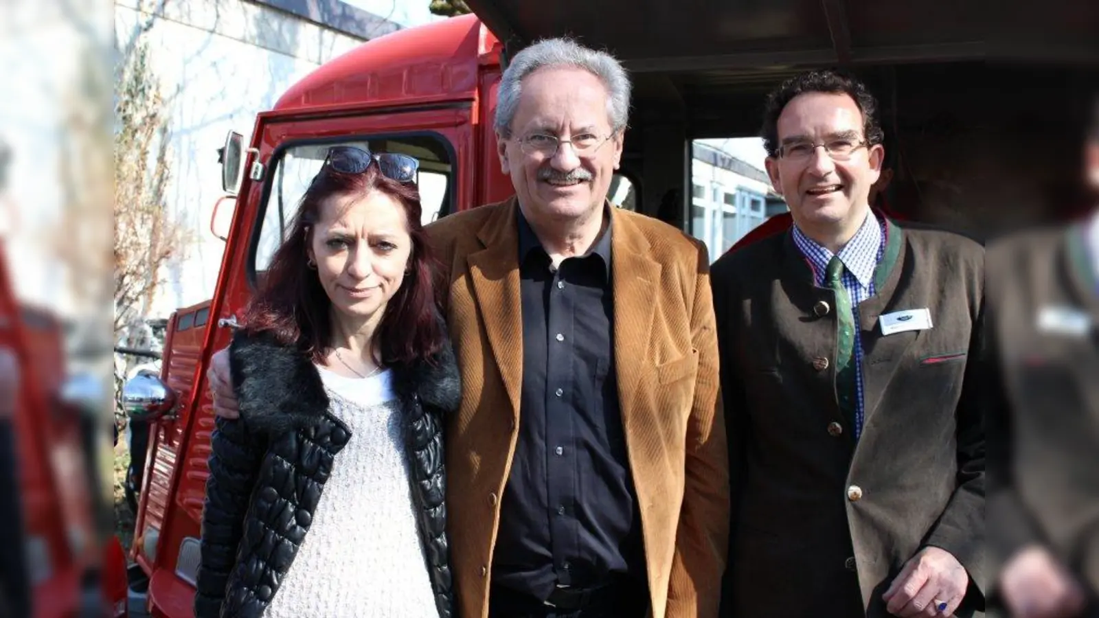 Eva-Sophie Koch, Vorsitzende der Koch-Ebersperger-Stiftung, zusammen mit Alt-OB Christian Ude, Kuratoriums-Vorsitzender der Koch-Ebersperger-Stiftung, und Matthias von Miller (r.), Vorstand der Münchner Tafel e.V. (Foto: sb)