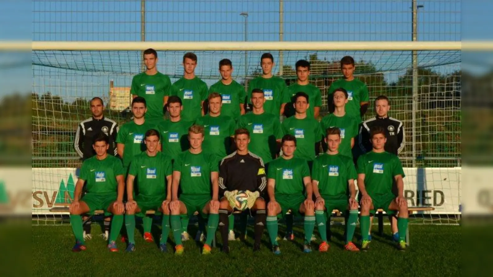 Mathieu Jerzewski  (ganz rechts mittlere Reihe) mit der A-Jugend des TSV Neuried, die er trainiert. (Foto: TSV)