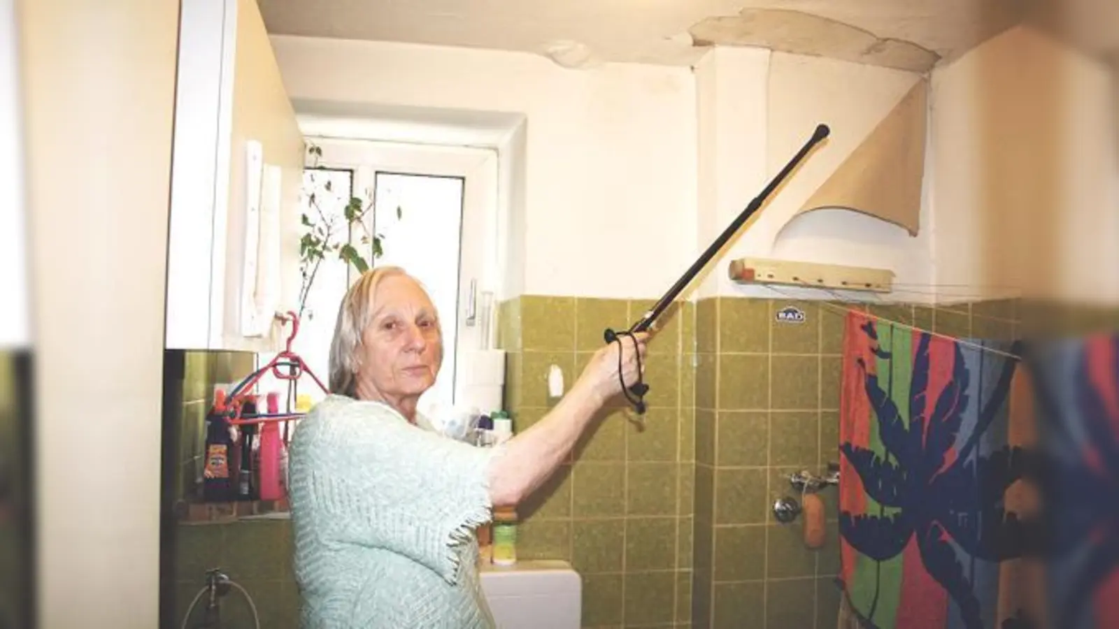 Seit zwei Jahren muss Elfriede Mauerkirchner mit den Folgen eines Wasserschadens leben. Jetzt hofft sie auf Hilfe vom Sozialbürgerhaus.	 (Foto: js)