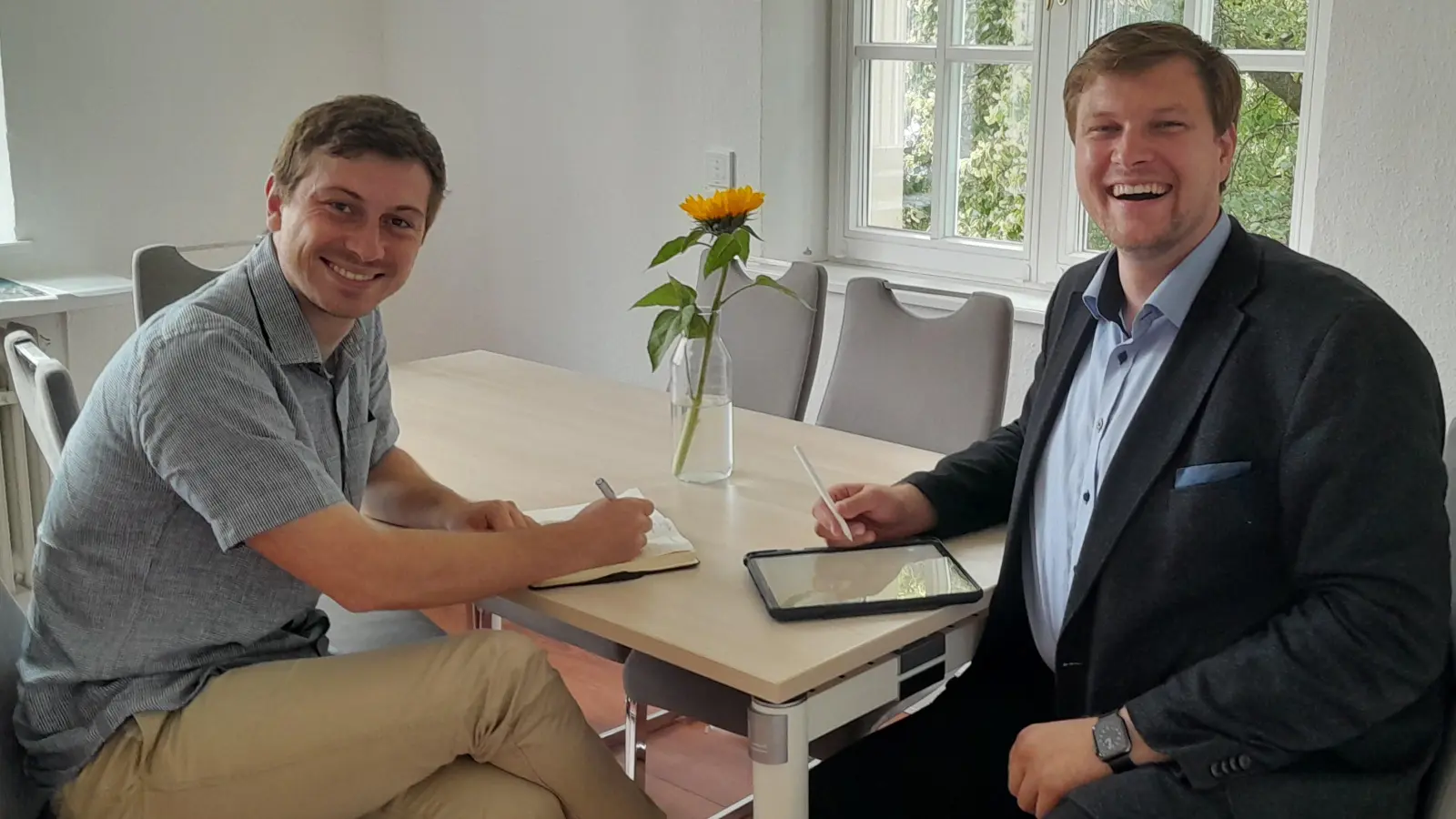 Freuen sich auf die Zusammenarbeit: Jan-Philipp Grande (l.) und 1. Bürgermeister Ludwig Horn. (Foto: Gemeinde Tutzing)