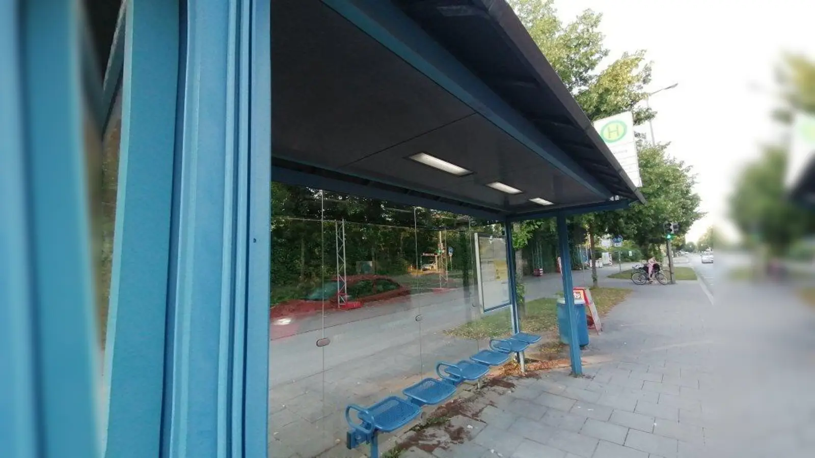 Bus-Haltestelle in München: ein einfacher Platz für mehr Grüne? (Foto: job)