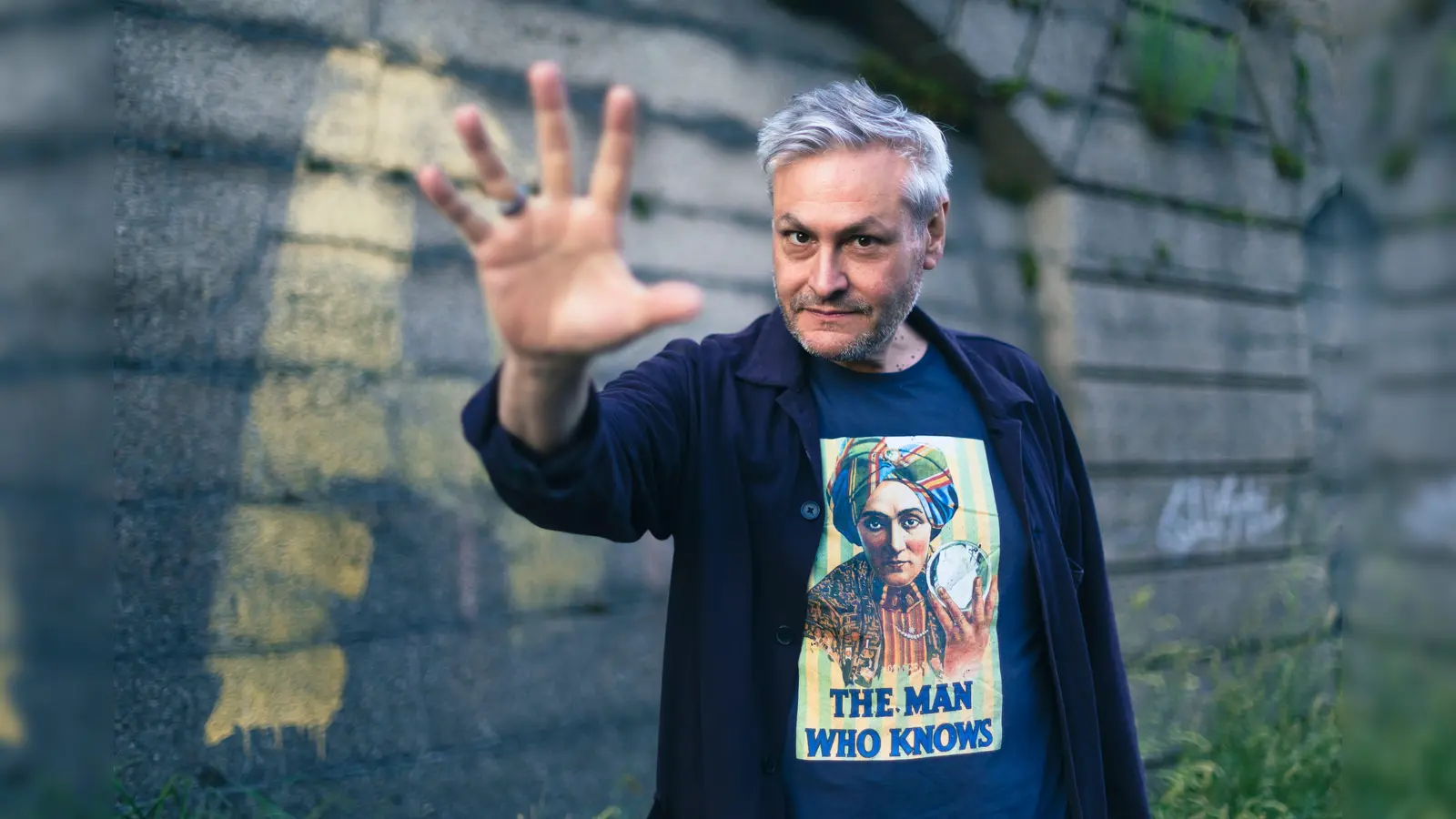 Die Zuschauer von Markus Laymanns One-Man-Zauberschow im Pelkovenschlössl werden in Staunen versetzt und zum Lachen gebracht.  (Foto: Verena Gremmer)