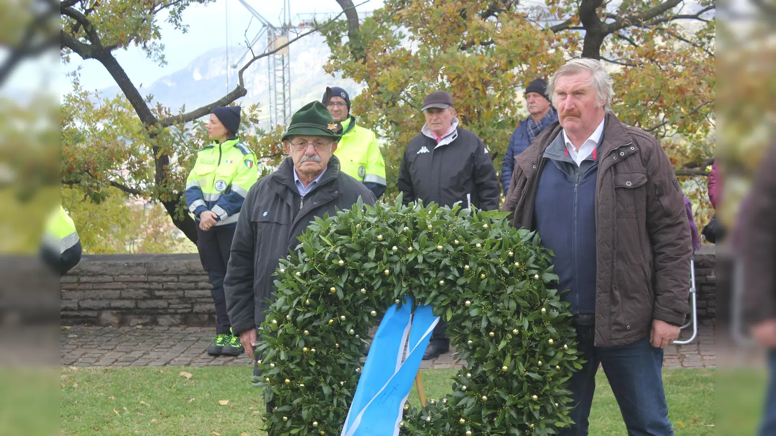 Franz Bauer (li) und Josef Kendlinger sen. bei der Kranzniederlegung.  (Foto: Franz Bauer)
