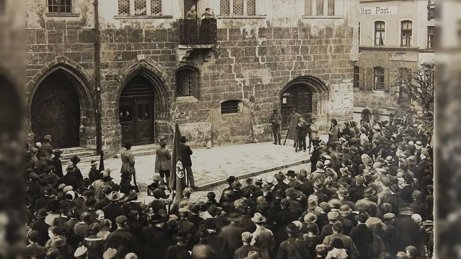 Arbeiterversammlung vor dem Wasserburger Rathaus. (Foto: Günter Baumgartner)