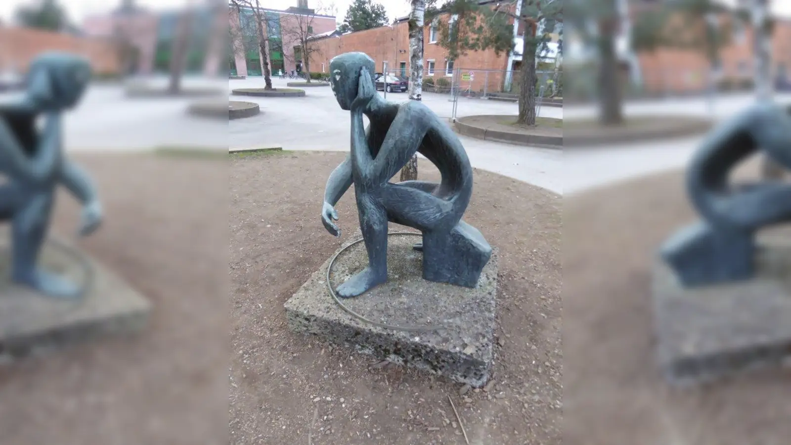 Die Bronze am Eingang des Erasmus-Grasser-Gymnasiums stammt von der Bildhauerin  Marie-Luise Wilckens. (Foto: Winkler/ Historisches Archiv Laim)