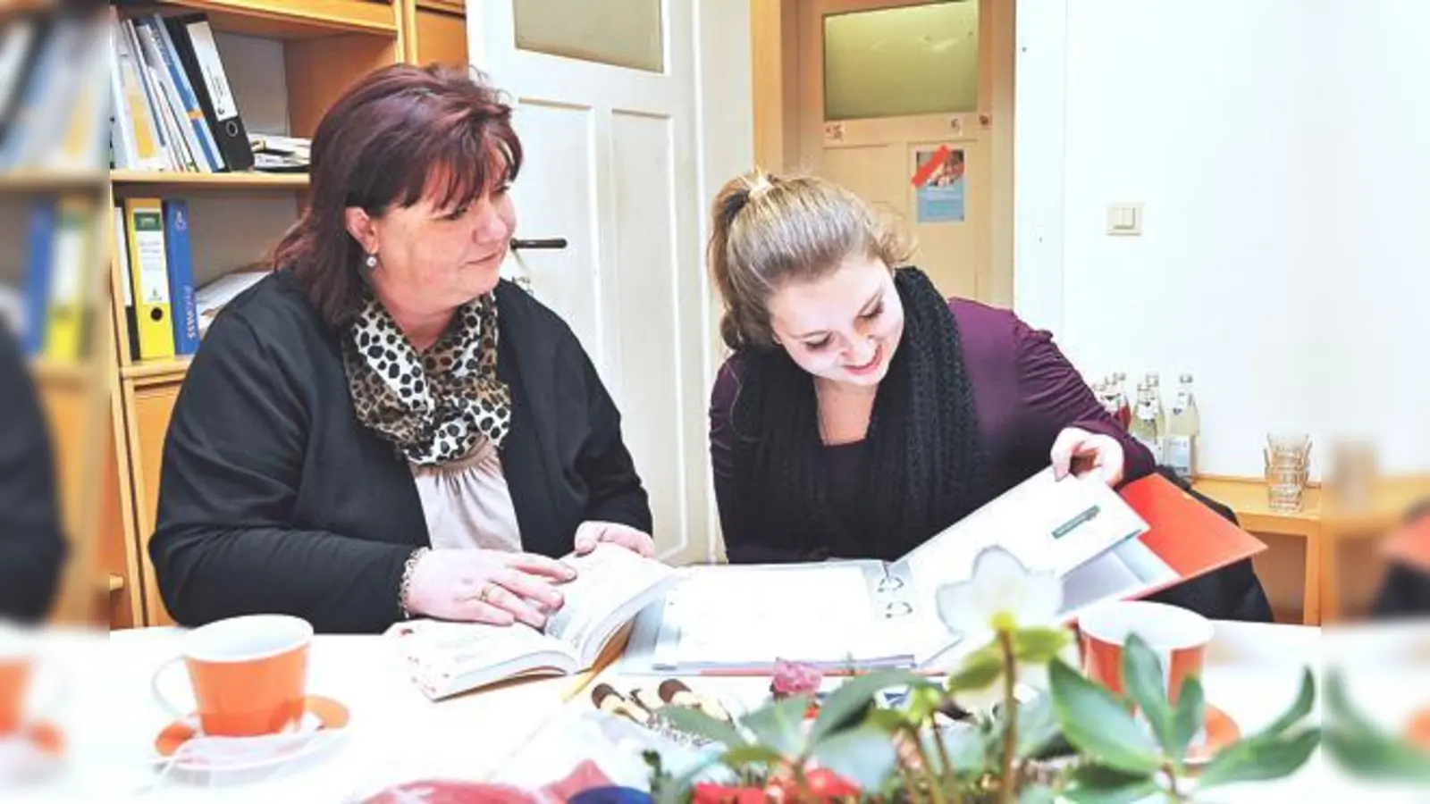 Patin Petra Reischenbeck (li.) unterstützt ihren Schützling Nathalie Meiler immer noch gerne in ihrer Ausbildung.	 (Foto: sf)