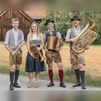 Quetschnblech spielt mittags im Schlosshof auf. (Foto: Laura Kaschel)