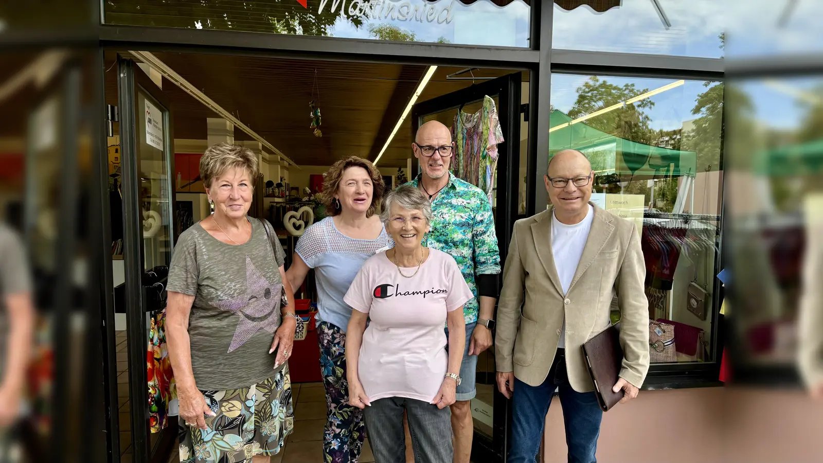 Bürgermeister Hermann Nafziger (r.) besuchte die Martinsrieder Klawotte. V.l. Sigrid Führler, Leiterin Christina Einhellig, Gitte Hofmann und Gerd Ströbe. (Foto: Ulrike Seiffert)