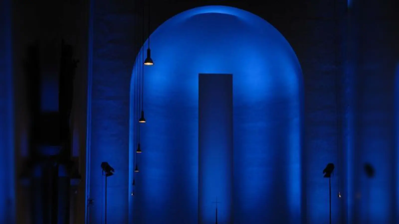 Kerzen  Stille  Musik  Gebet  Gespräch: Noch bis 30. Juli täglich in St. Martin-Moosach.	 (Foto: Kirche)