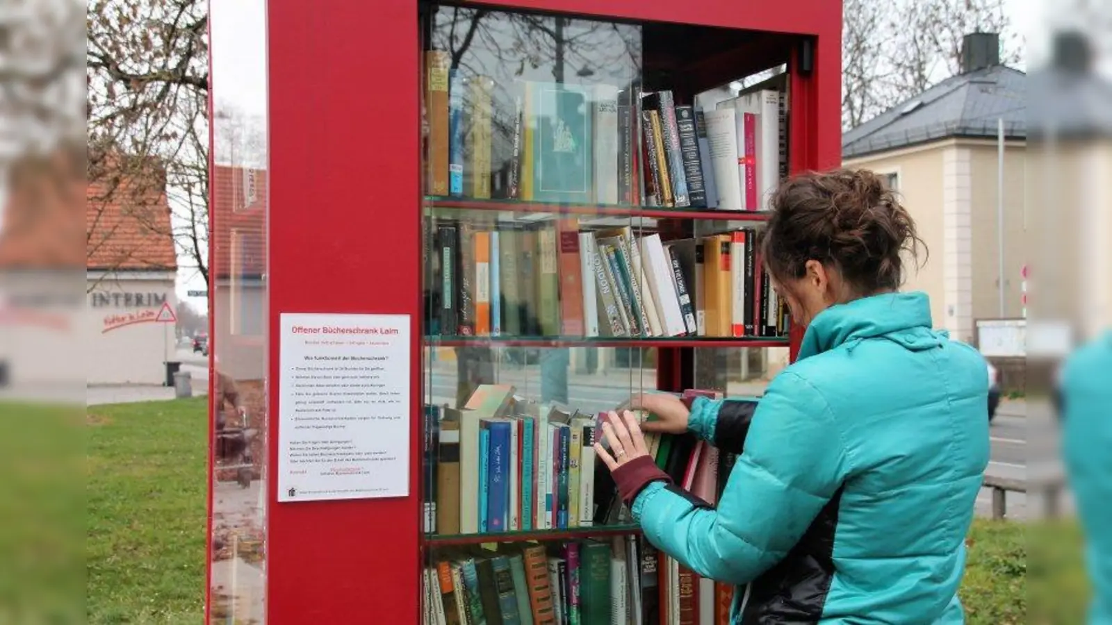 In Laim gibt es seit Juli einen offenen Bücherschrank: Die Haderner Version soll ebenfalls in einem so kräftigen Rot auf sich aufmerksam machen, wünscht sich der BA. (Foto: bb)
