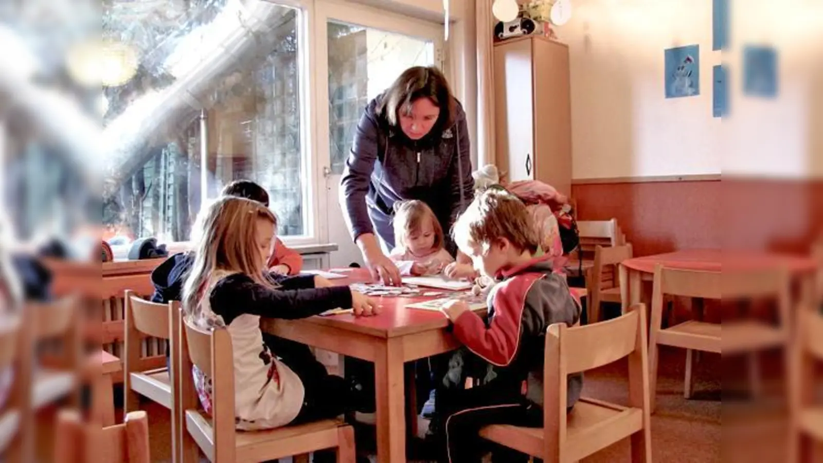 Bald kann das Spielen hier vorbei sein  Kinder der von Schließung bedrohten Gruppe mit der Kinderpflegerin Christiane Sachs.	 (Foto: bus)