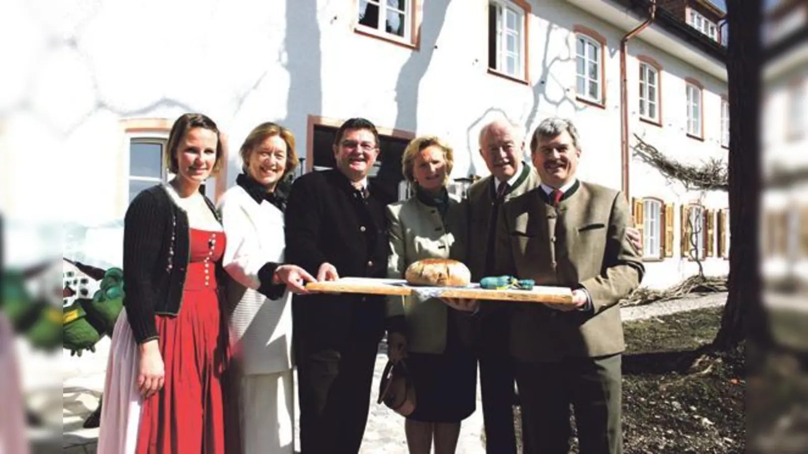 Freuten sich über die Einweihung des Herrenhauses: (v. l.) Ursula Inselkammer, Landrätin Johanna Rumschöttel, Staatssekretär Franz-Josef Pschierer, Angela und Franz Inselkammer sowie Bürgermeister Johann Eichler.	 	 (Foto: Woschée)