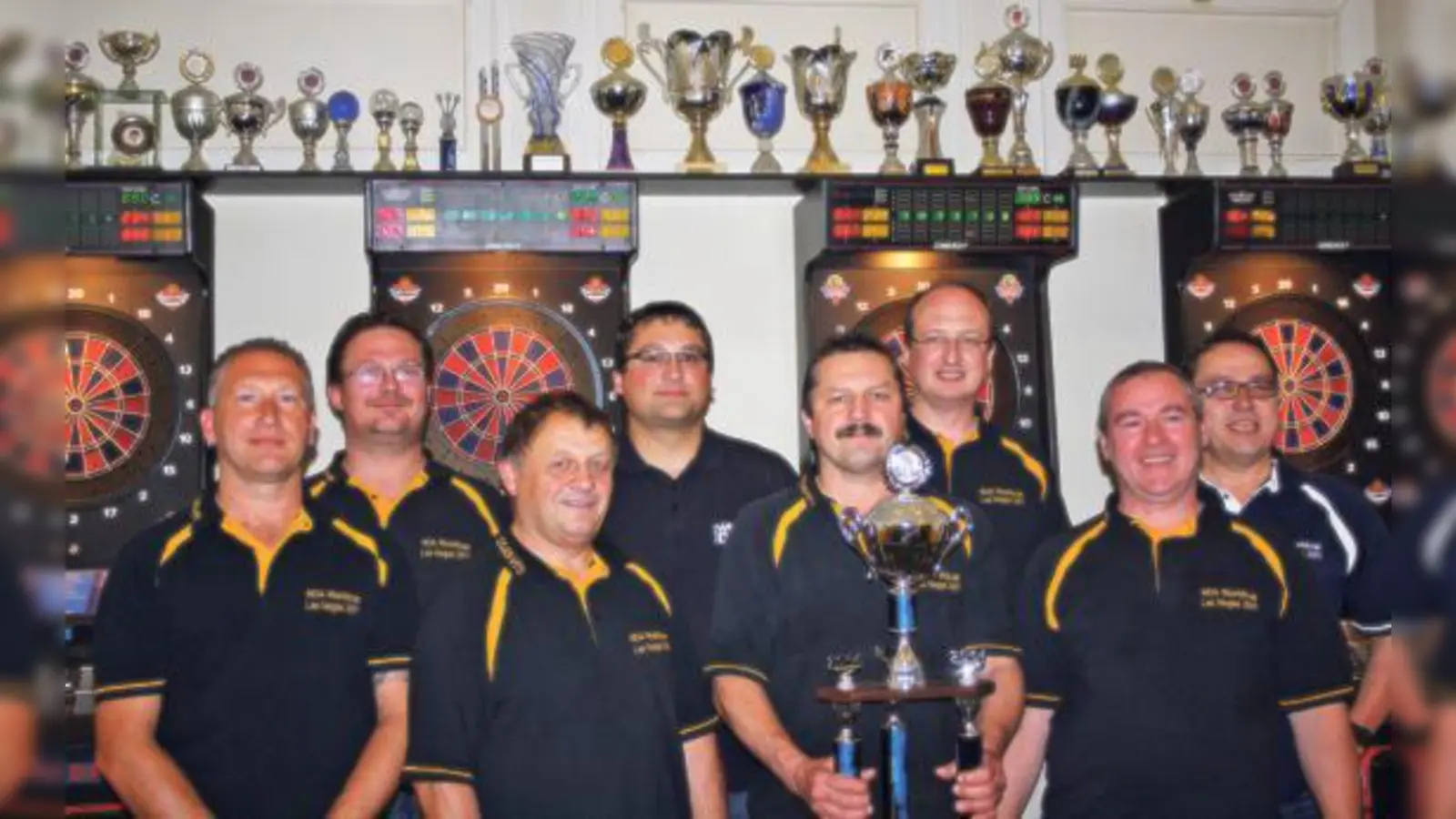 Immer hart am Limit und deshalb auch stets on top: Deutschlands erfolgreichstes E-Darter Team um Kapitän Hans Reinecke (mit Pokal). 	 (Foto: Julia Stark)