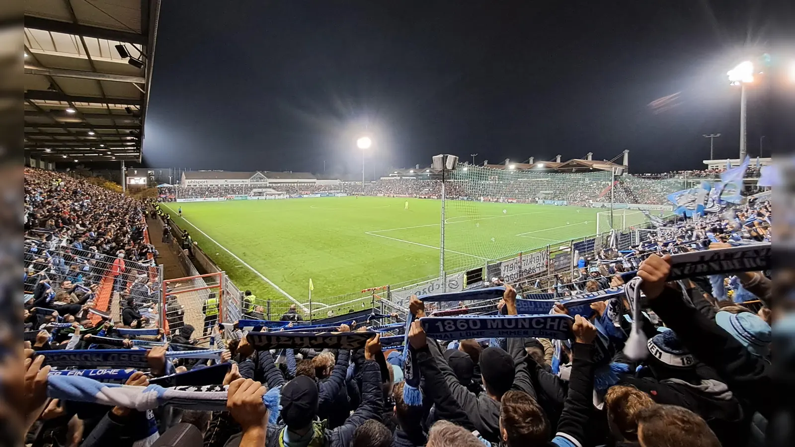 Volles Haus: die Löwen im Unterhachinger Sportpark. (Foto: M. Forster)