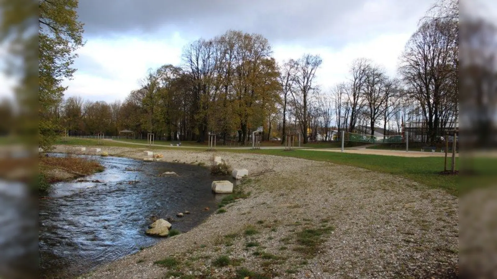 Auf dem Gelände des ehemaligen Allacher Sommerbades wird es keinen Strom- und Wasseranschluss geben. (Foto: sb)