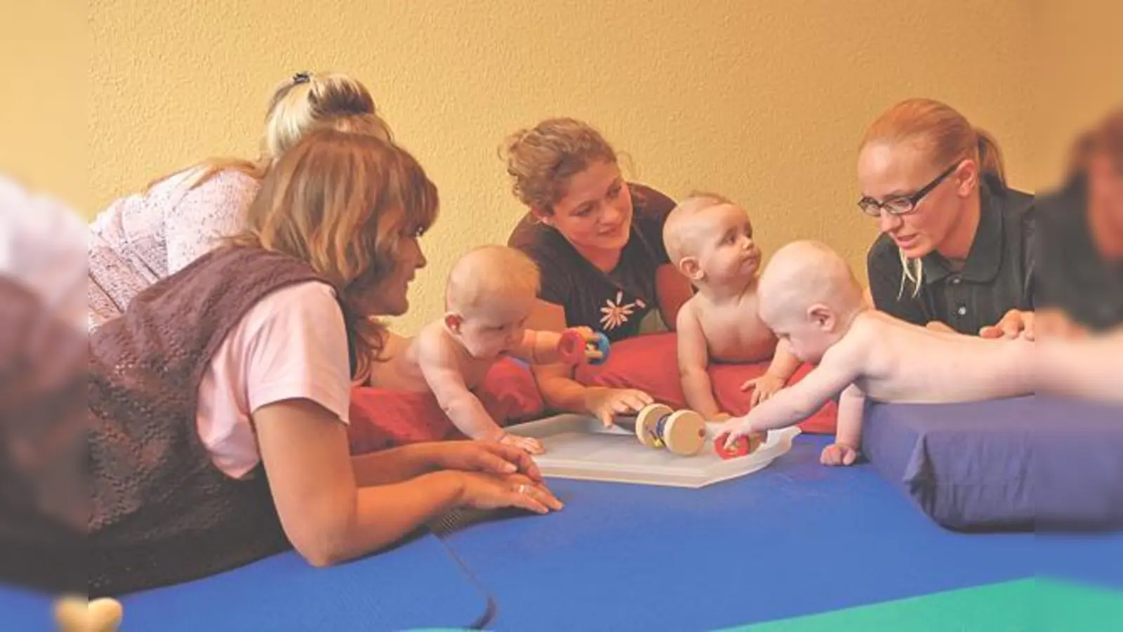 PEKiP ermöglicht den Kontakt zu Gleichaltrigen und fördern diesen.	 (Foto: privat)