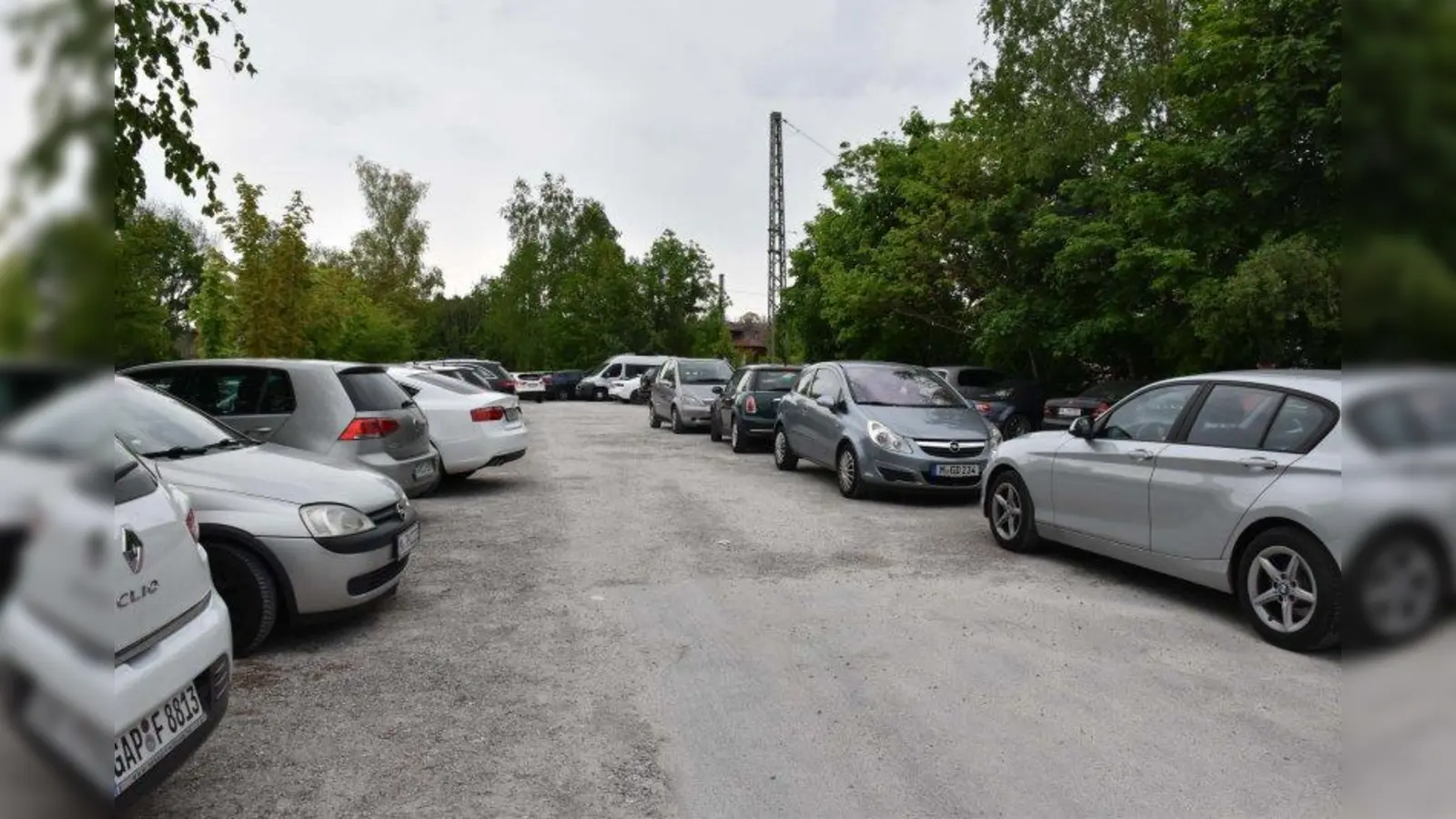 Der Parkplatz beim Bahnhof See kostet nichts und ist deshalb immer voll, oft mit Dauerparkern. (Foto: Hauck)