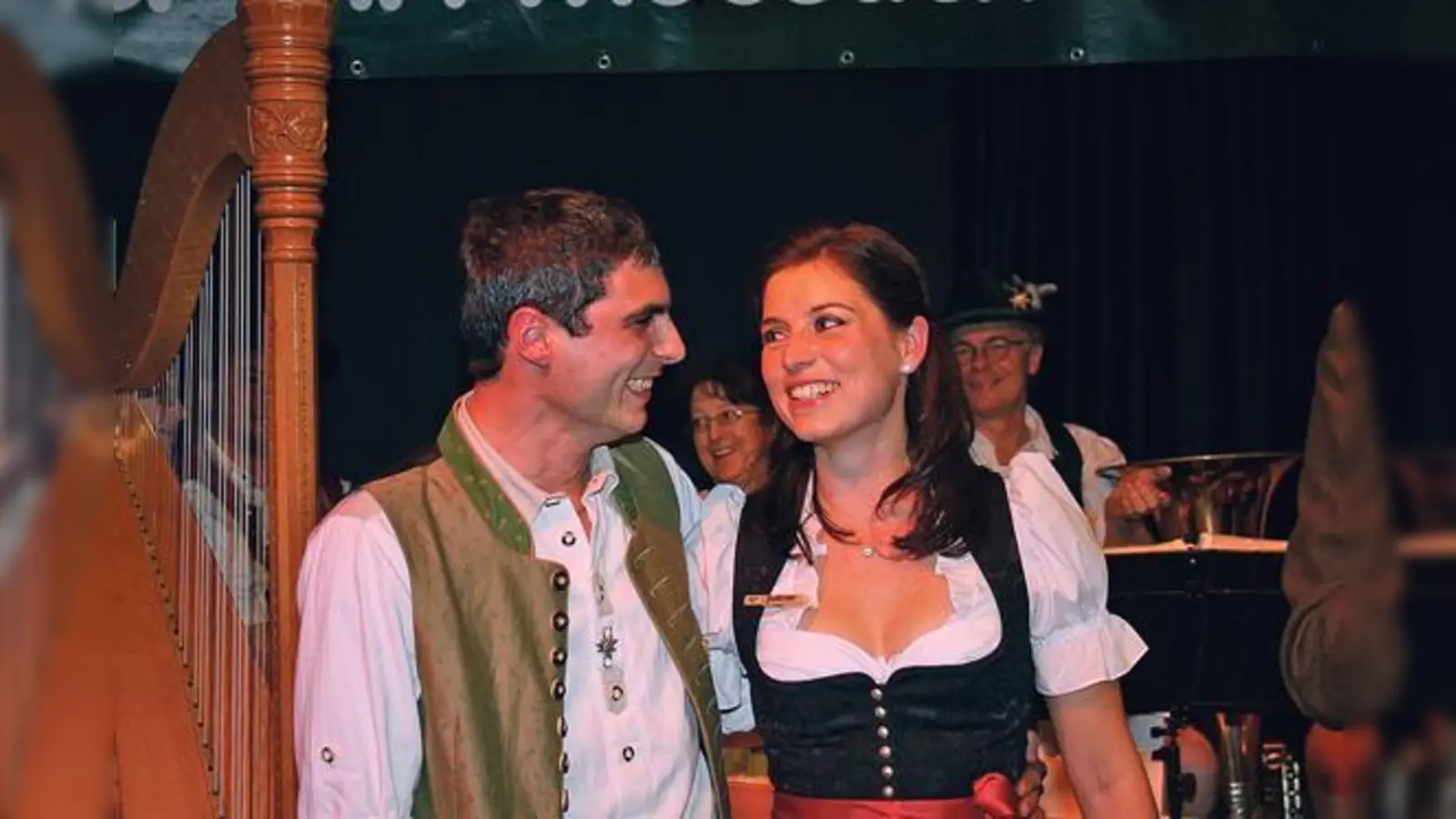 Der Herbsttanz im Alten Wirt bot einen Abend voller Überraschungen: Bettina I. und Ralph I. von Moosach freuen sich schon auf weitere. 	 (Foto: Katja Brenner)
