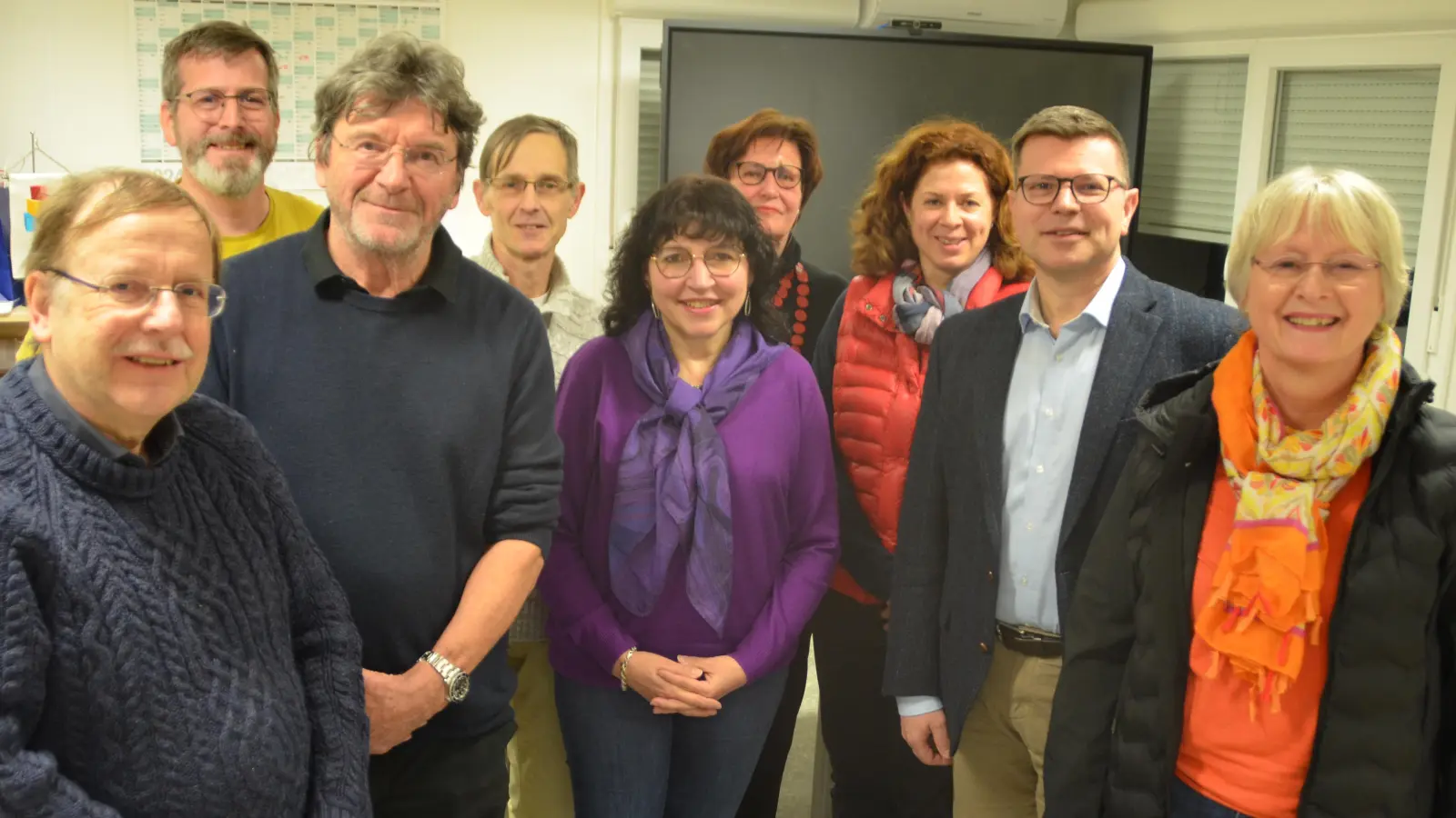 Machen sich stark für einen Gymnasiumsbau in Poing: (v.l.): Dr. Rainer Koch, Valentin Magori, Albert Hingerl, Wolfgang Gerrer, Christina Tarnikas, Christa Stewens,Andrea Lacour, Günter Scherzl und Monika Koch. (Foto: Schächtl)
