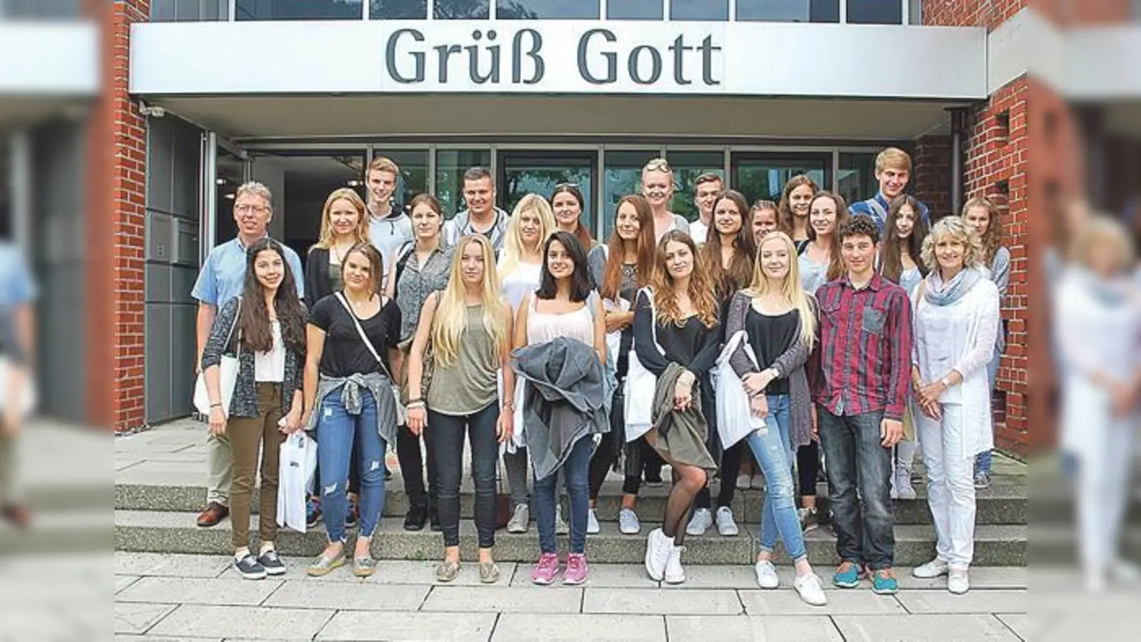 Informierten sich über die Diakonie Hasenbergl: Schülerinnen und Schüler der 11. Klasse der FOS Holzkirchen.	 (Foto: Diakonie)