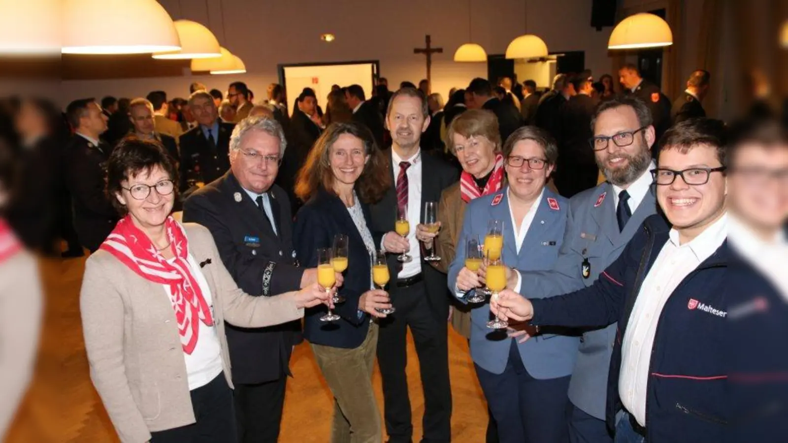 Gute Laune beim Neujahrsempfang der Malteser. Ina Weichel (Hospizdienste), die Gäste der Feuerwehr, Bürgermeisterin Uta Wüst, Bezirksgeschäftsführer Dieter Wünsche, Marie-Theresa von Merveldt (Besuchsdienst), Daniela Gassen (Vorstandsmitglied der Malteser in der Erzdiözese), Harald Schwill (Beauftragter Malteser München-Land) und Andreas Presuhn (Leiter Einsatzdienste). (Foto: Wilhelm Horlemann)