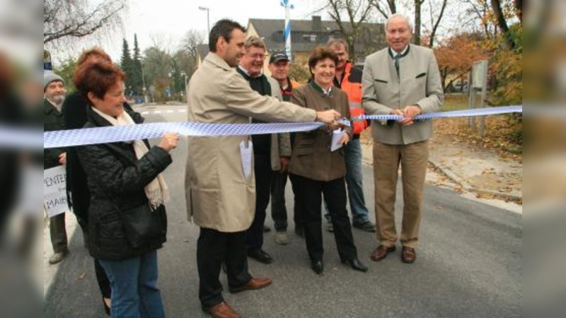 Schneller und billiger als geplant: Die Sanierung der Pentenrieder Straße ist abgeschlossen. Feierlich wiedereröffnet wurde die Straße von Karin Wolf, Michael Kuch, Robert Haas, Christine Borst und Peter Weigel (in der ersten Reihe von links). (Foto: US)