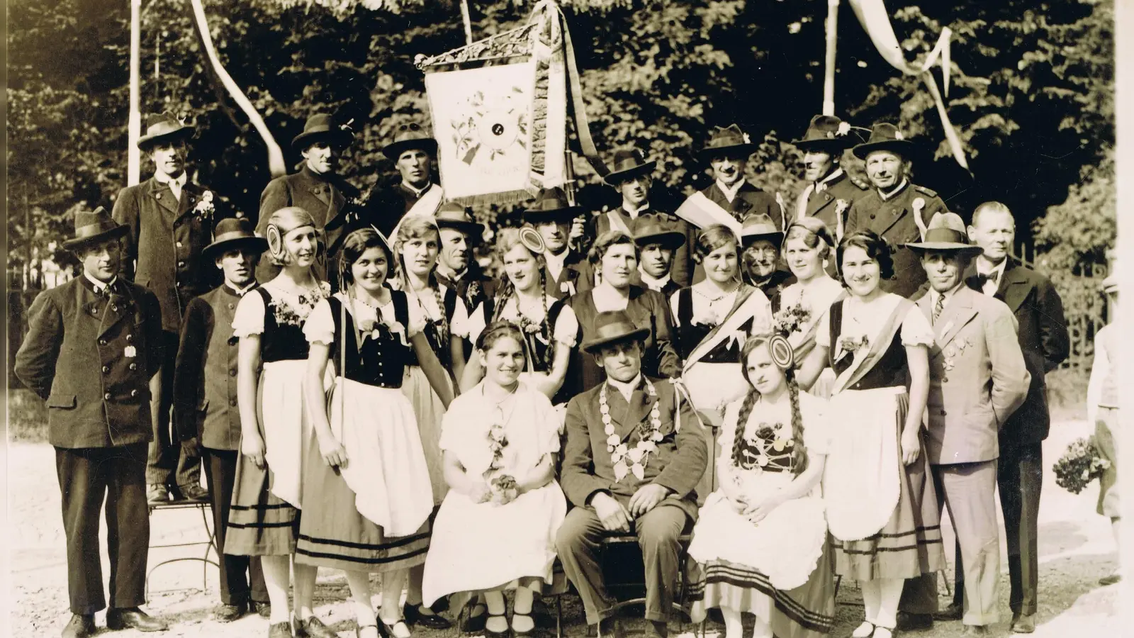 Die Schützengesellschaft „Reiher” feierte in den 1930er Jahren mit einem großen Fest ihre Fahnenweihe. (Foto: Schützengesellschaft Unterhaching)