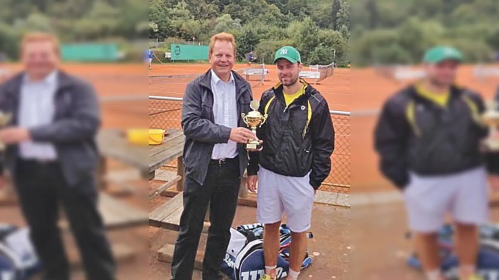 Tobias Hammler nimmt den Harburger Wörnitzcup in Empfang.  (F.: Verein)