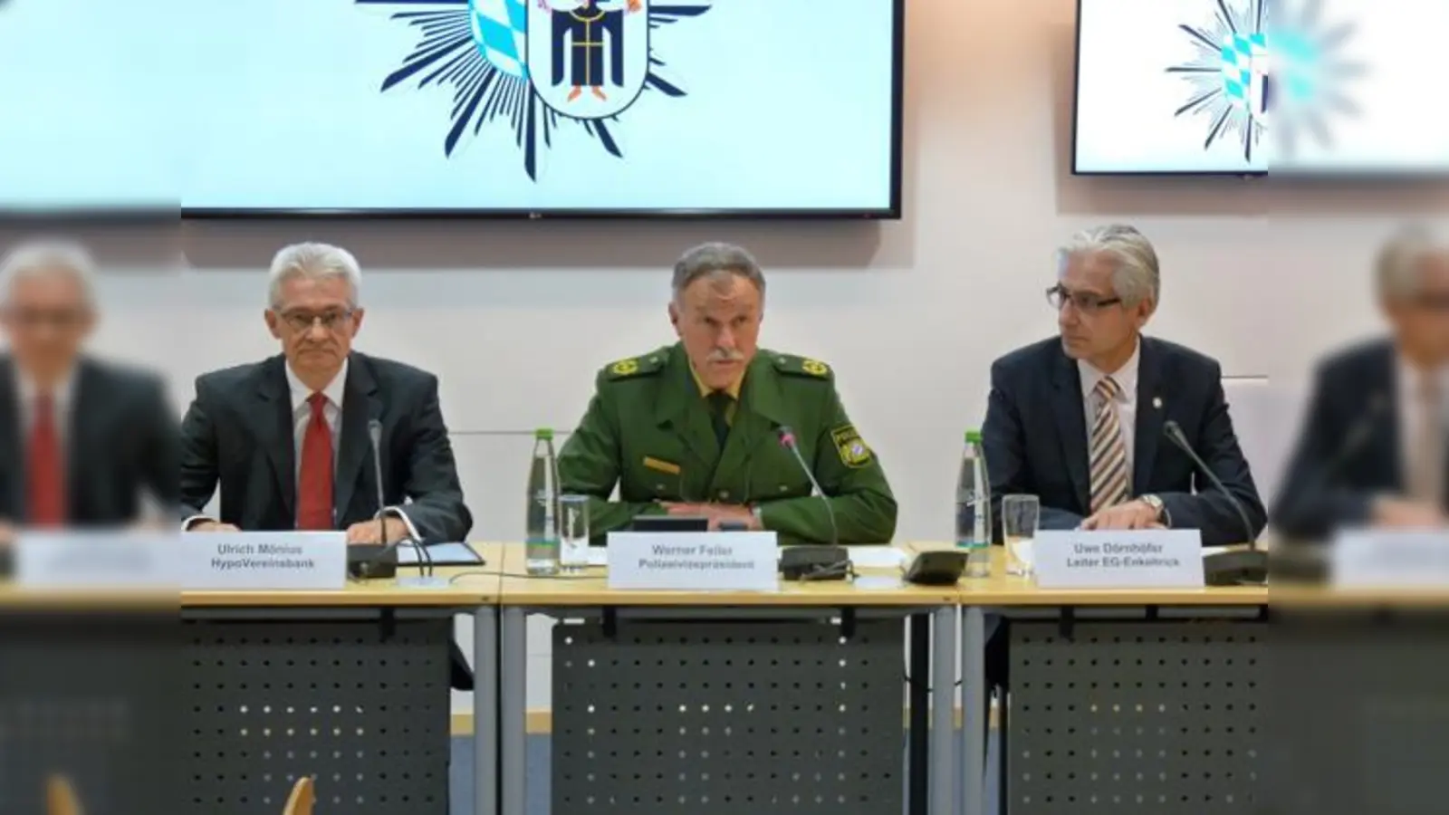 Ulrich Mönius (HVB), Polizeivizepräsident Werner Feiler und Uwe Dörnhöfer, Leiter EG-Enkeltrick bei der Pressekonferenz.	 (Foto: Soir)