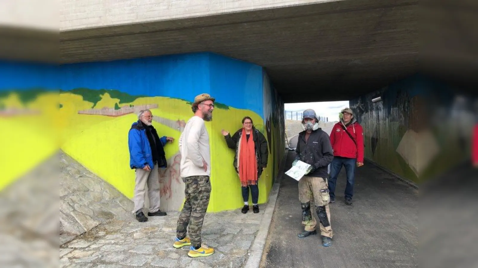 Die Streetart-Künstler Lando (2.v.l.) und Loomit (2.v.r.) besprechen letzte Details. Input geben auch die Mitglieder des Zeitreise-Vereins (hinten v.l.) Manfred Gehrke, Annette  und Siegfried Reindel. (Foto: pst)