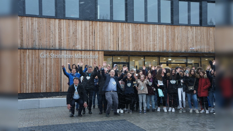 Eine La-Ola-Welle zur Einweihung: Lauter glückliche Gesichter bei den Schülern und den Bürgermeistern des Schulzweckverbands. (Foto: hw)