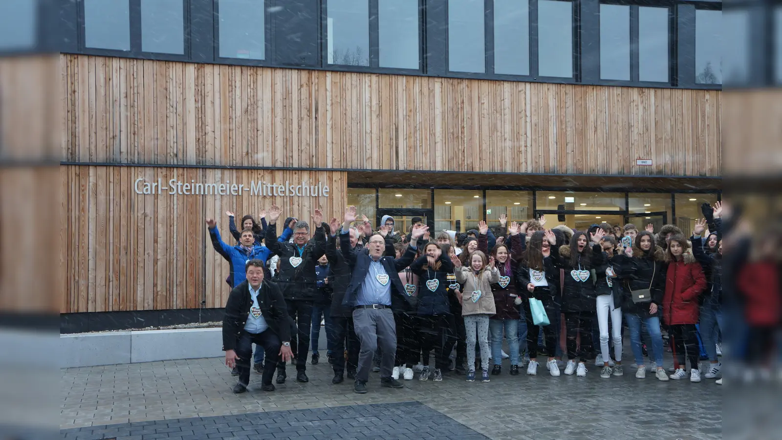 Eine La-Ola-Welle zur Einweihung: Lauter glückliche Gesichter bei den Schülern und den Bürgermeistern des Schulzweckverbands. (Foto: hw)