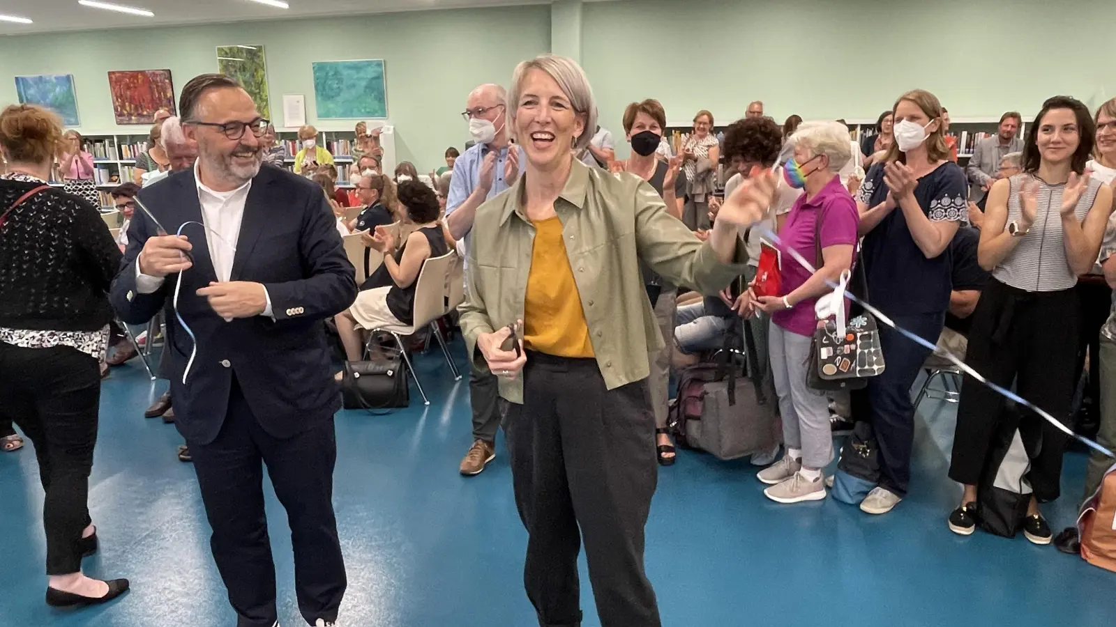Haben das Band bei der Eröffnung durchschnitten, v.l.: Kulturreferent Anton Biebl und 2. Bürgermeisterin Katrin Habenschaden. (Foto: pst)