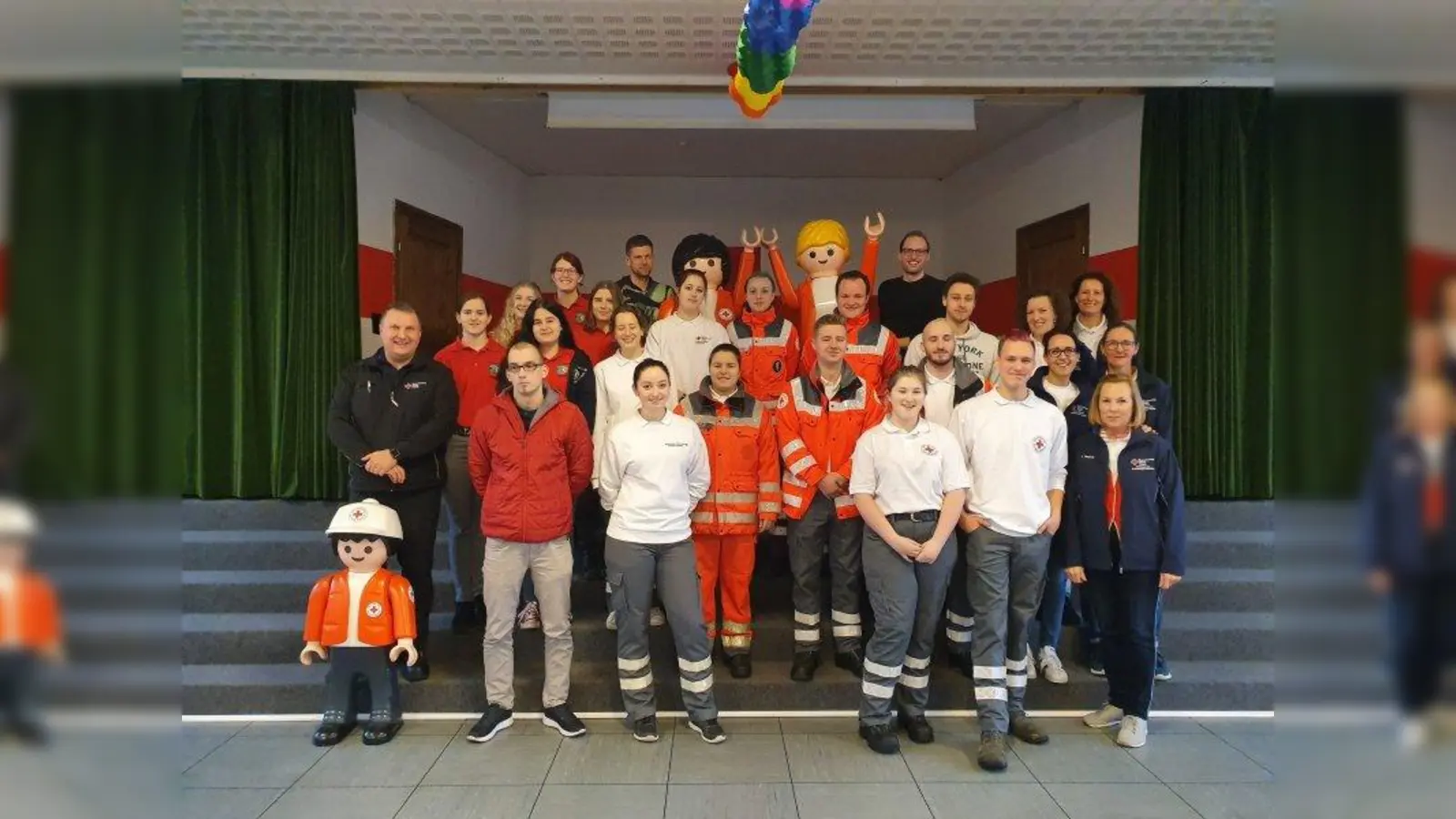 Die neu ausgebildeten Sanitäter mit Ausbildungsleiter Michael Karlstetter (links außen). (Foto: BRK Dachau)