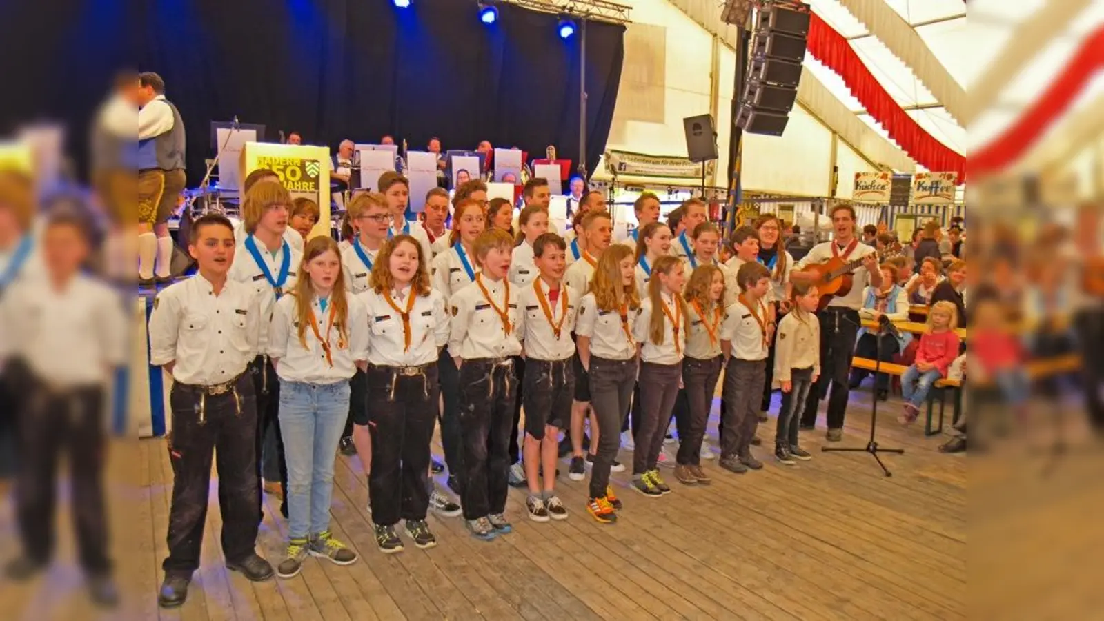 Die Schwarzen Löwen beim Haderner Jubiläum, bei dem sie die Spende für ihre neue Jurte in Empfang nehmen konnten. (Foto: pi)