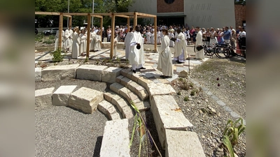Zahlreiche Gläubige feierten mit Pfarrvikar Pater Joseph Frimpong SVD (vorne Mitte) die Einweihung des neuen NaturErlebnisRaums beim Pfarrfest von St. Hedwig. (Foto: Pfarrei Sankt Hedwig)