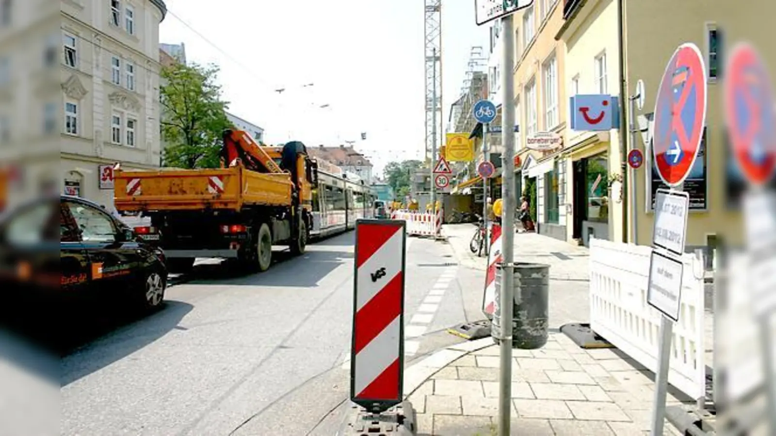 Rund um die Tegernseer Landstraße, der künftigen Großbaustelle, war schon in den Tagen vor Beginn der Gleisbauarbeiten reger Baustellenbetrieb. 	 (Foto: HH)