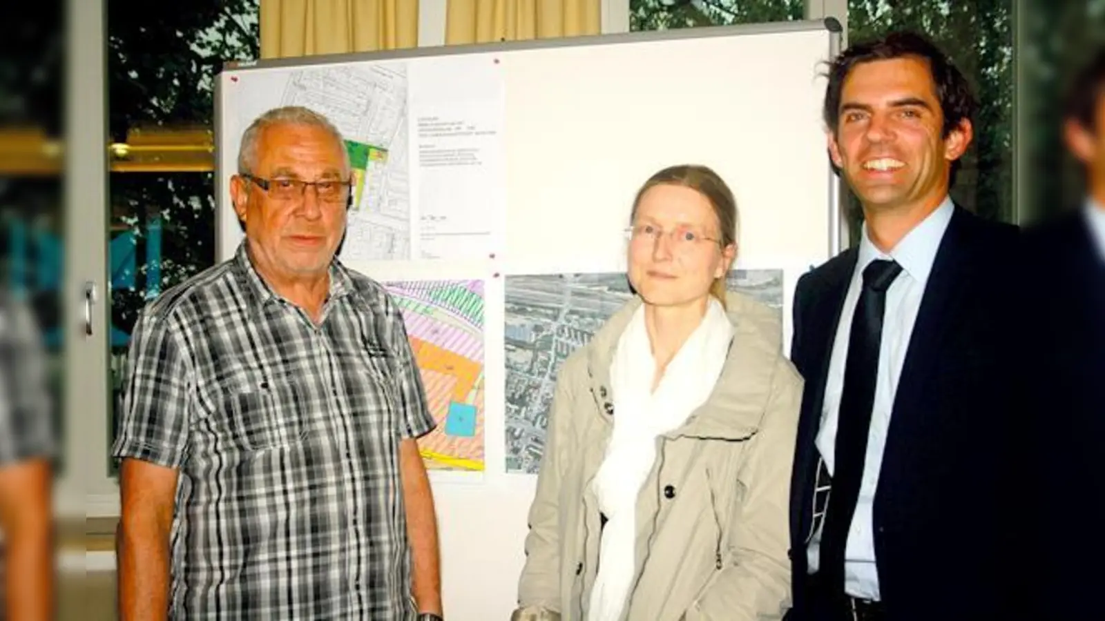 BA-Chef Koch konnte zur Infoveranstaltung Eva Regensburger vom Planungsreferat und Sebastian Greim, Prokurist der Baufirma, begrüßen (v. li.).	  (Foto: js)