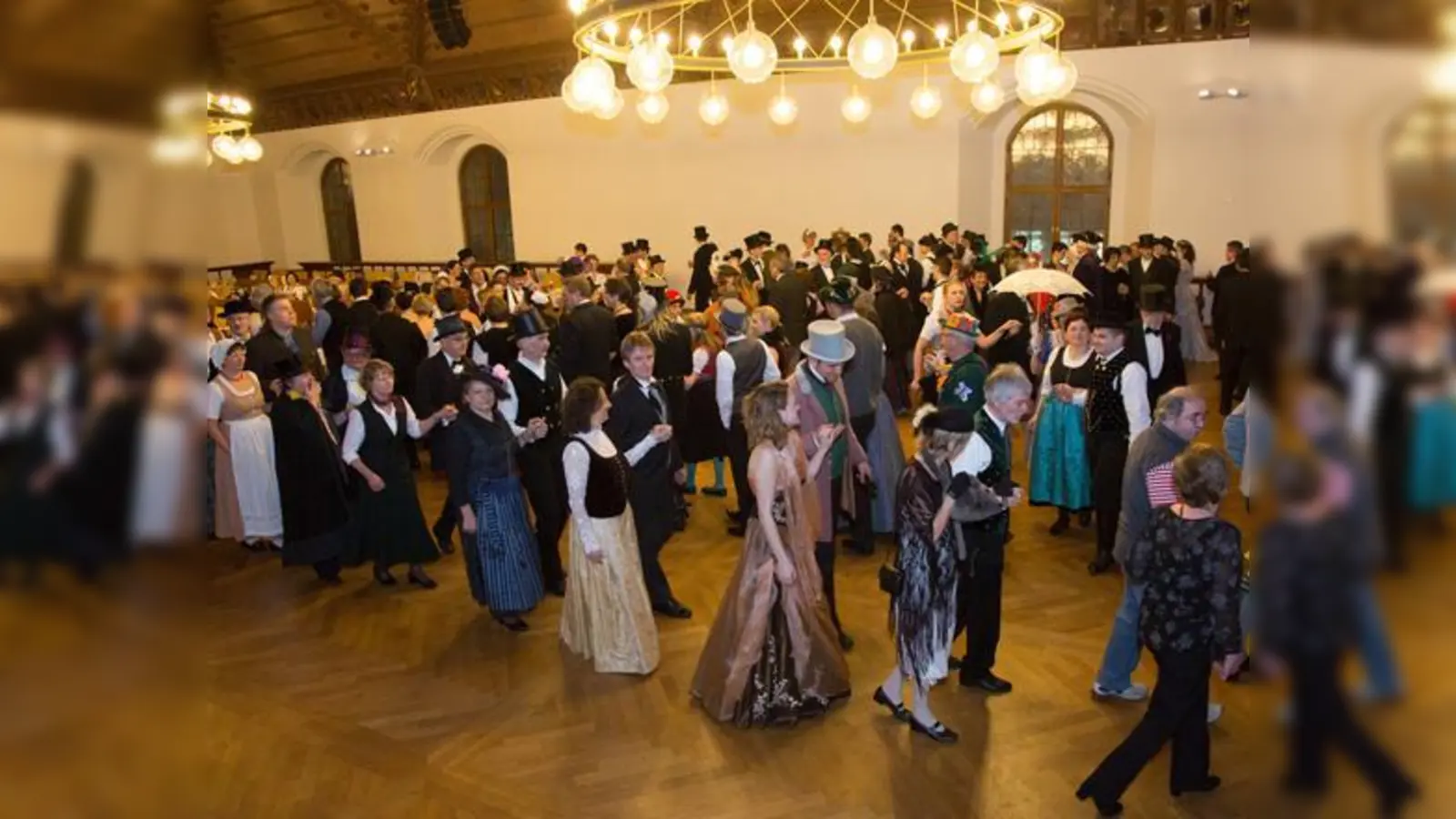 Vor dem Tanz kommt die Aufstellung, ebenso festlich wie die Musik und der Tanz selbst.	 (Foto: VA)